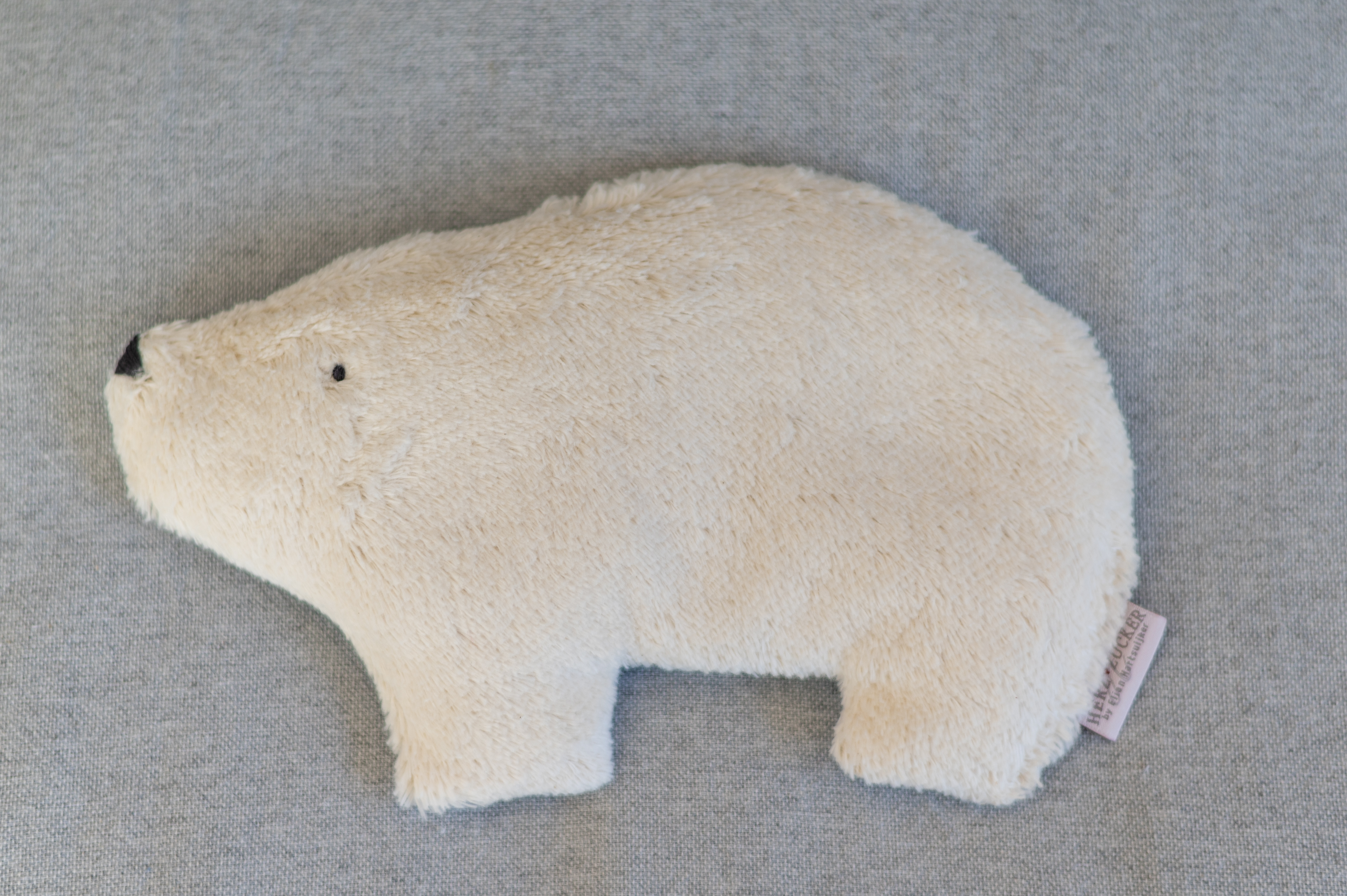 Kinderkissen Bjarne der Eisbär mit Traubenkernfüllung - Bio Plüsch