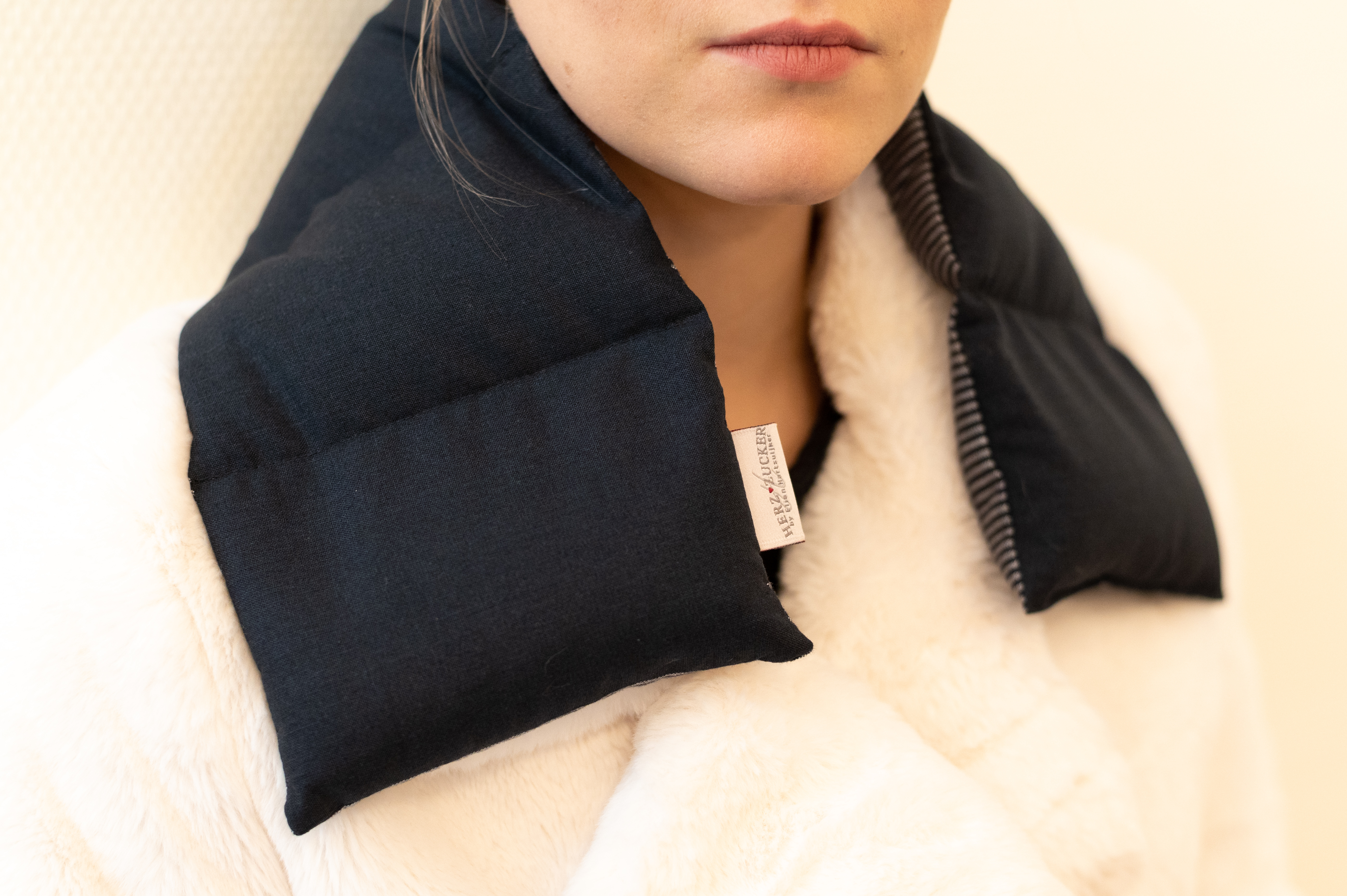 7-Kammerkissen mit Kirschkernfüllung-Black & White Kollektion