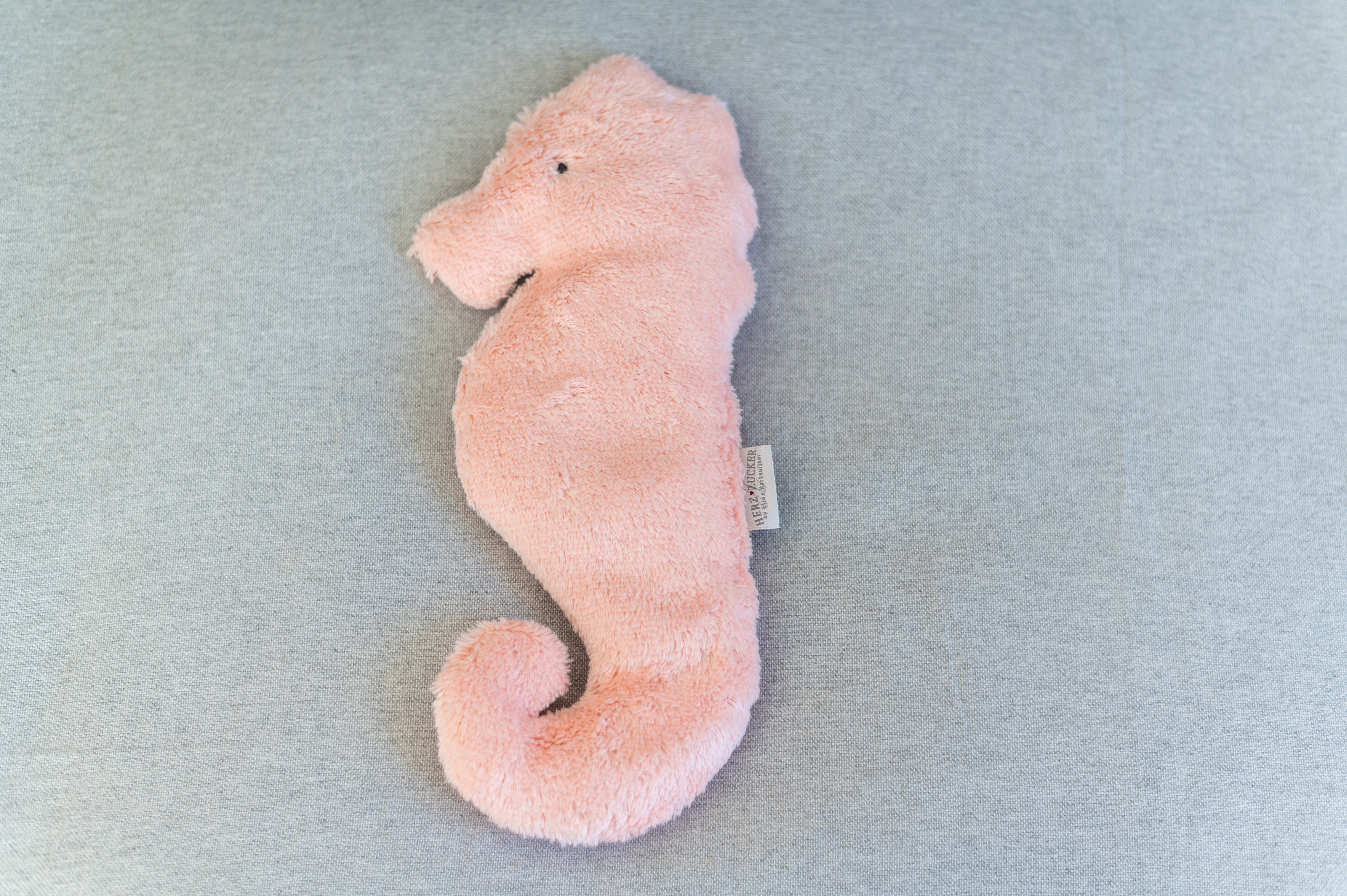 Kinderkissen Kaya das Seepferdchen mit Traubenkernfüllung - Bio Plüsch