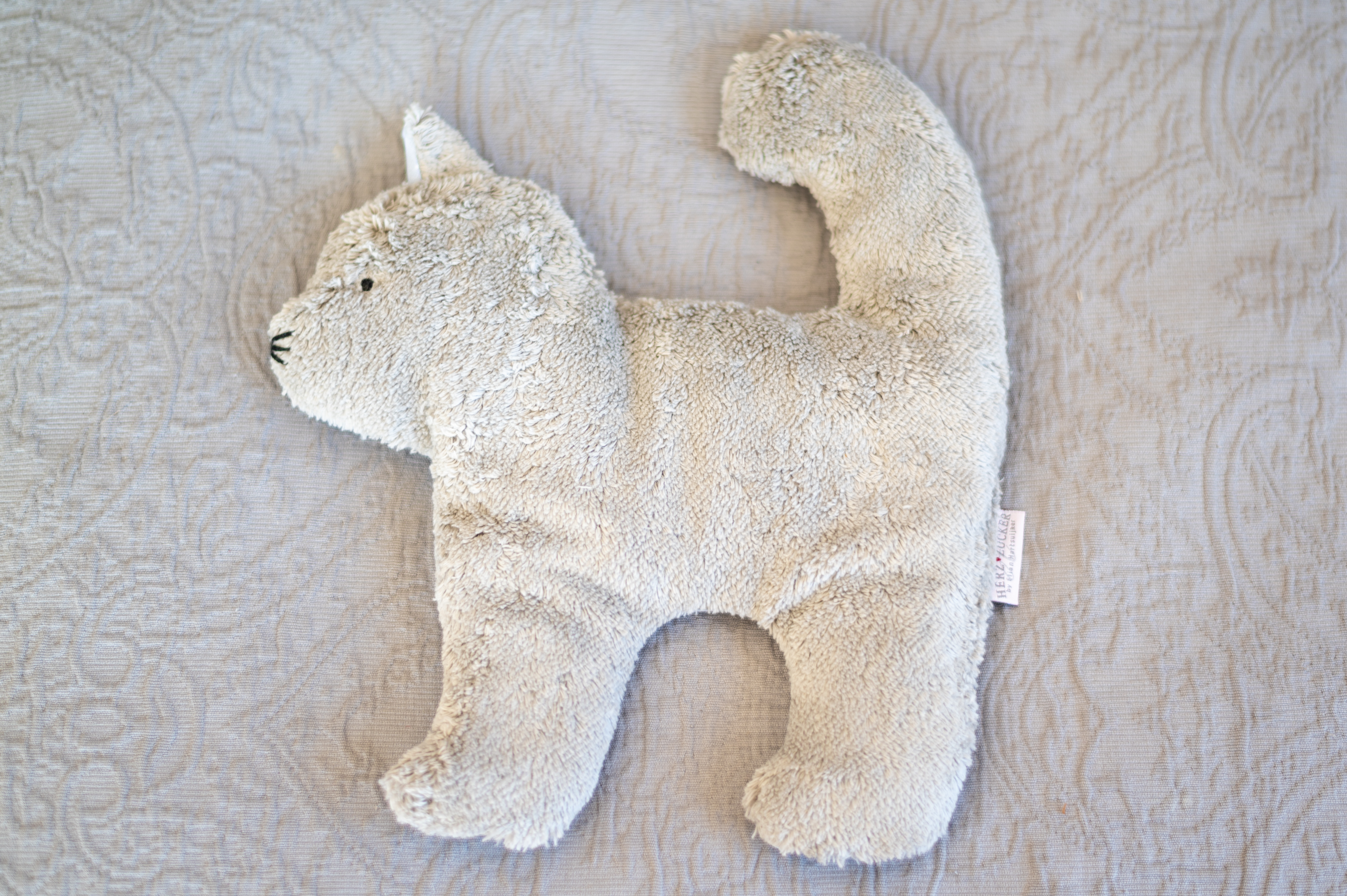 Babykissen Clara die Katze mit Traubenkernfüllung - Bio Plüsch