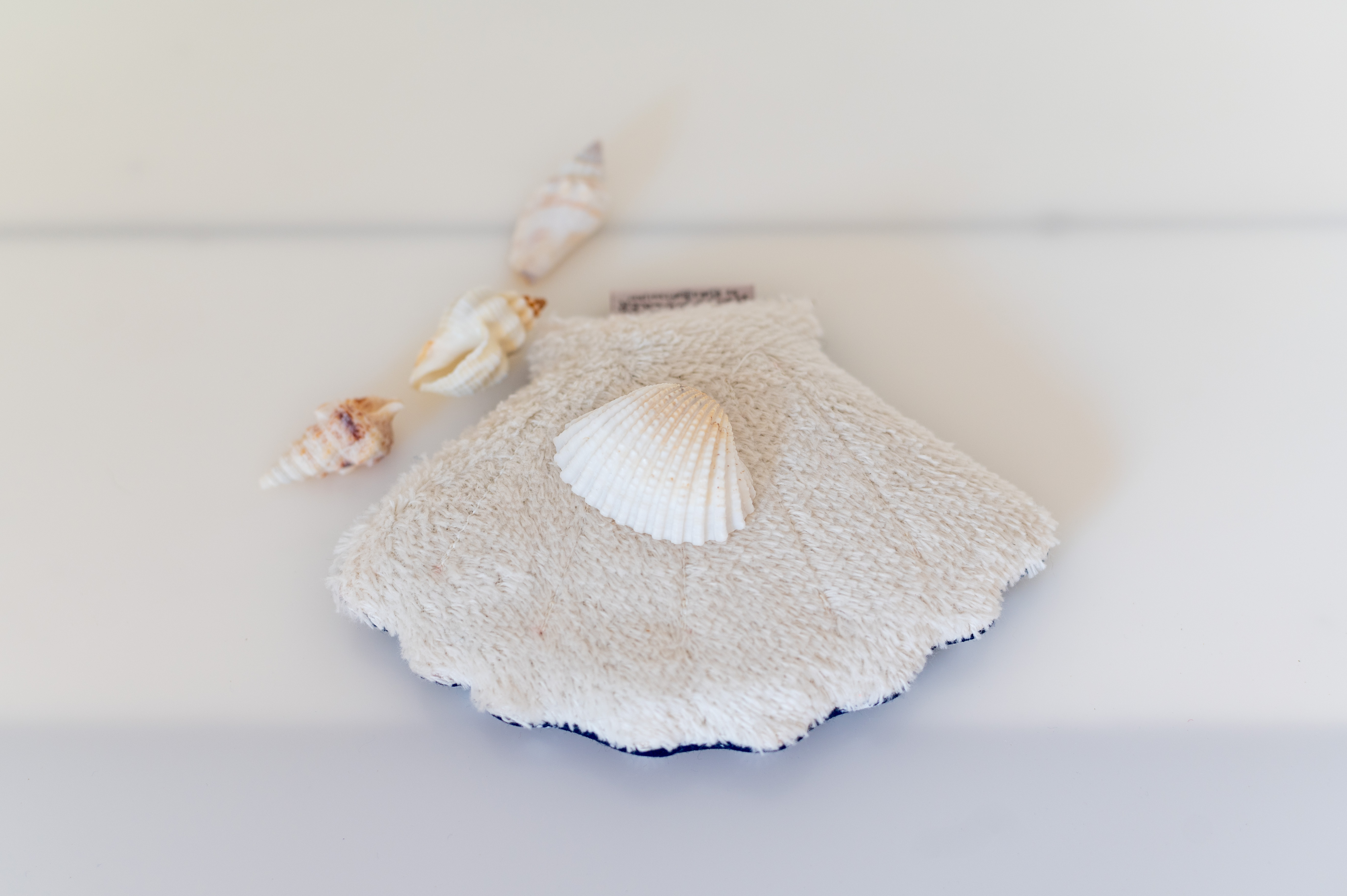 Babykissen Mucki die Muschel mit Traubenkernfüllung - Bio Plüsch