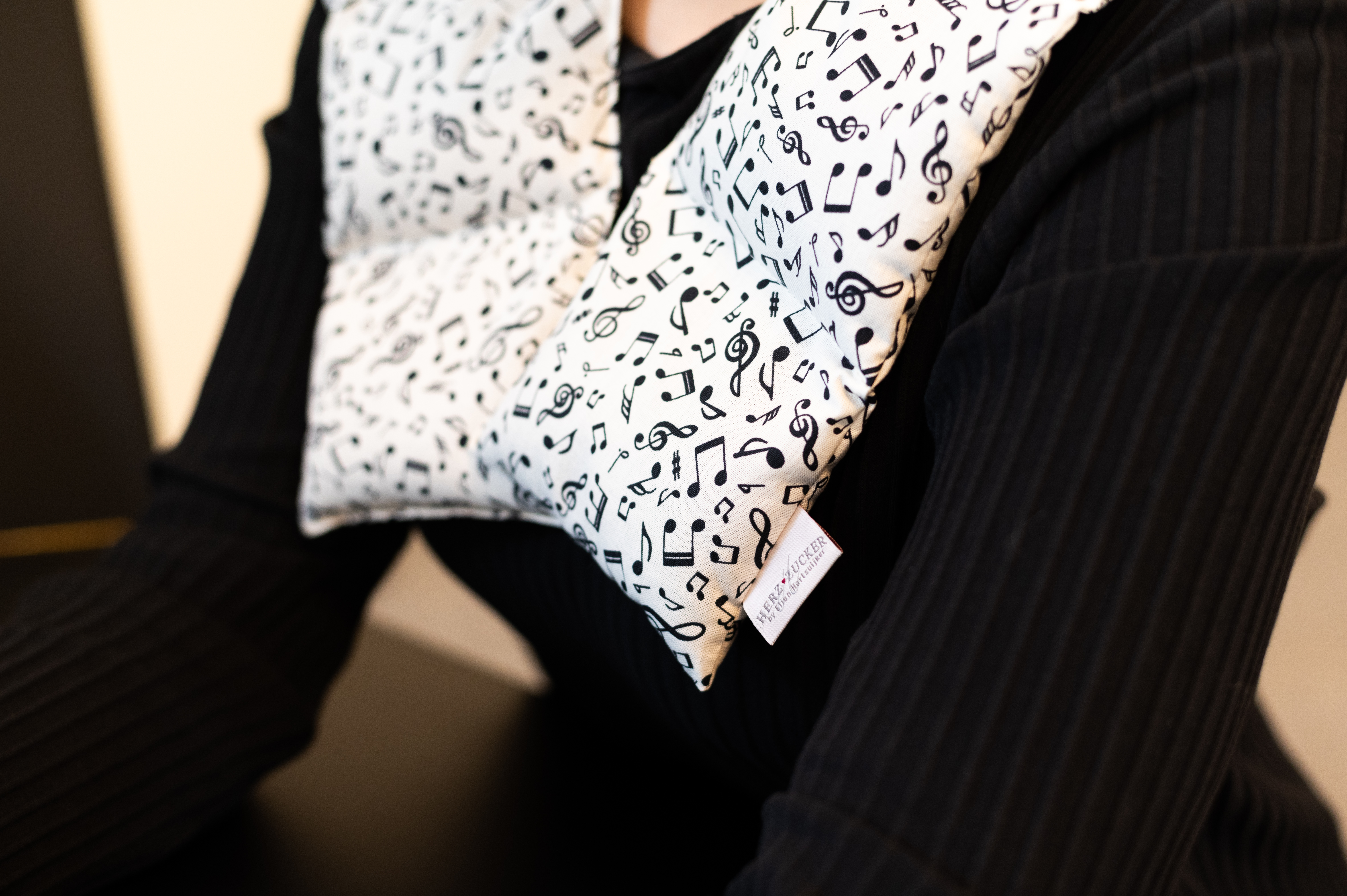 Schulterkissen mit Kirschkernfüllung-Black & White Kollektion